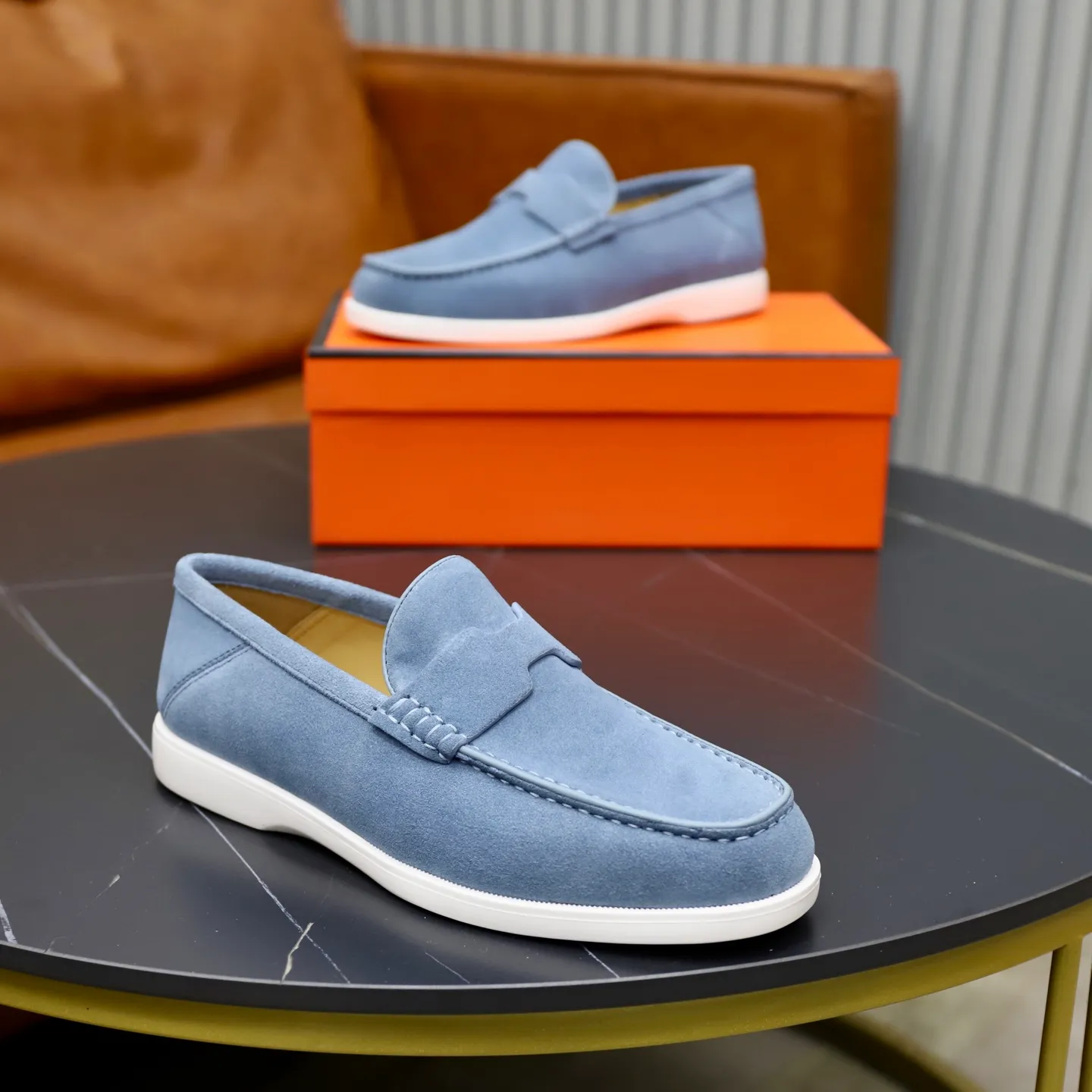 Ex-factory price: 540💰Hermès/Hermès slip-on men's shoes. This shoe is made of imported cow suede leather, with simple and smooth lines, and a 3CM rubber foam ultra-light sole combined with aerodynamic design! Youthful and fashionable, H button decoration, contrasting leather embellishment on the heel, calf lining to gently wrap your feet, with embossed logo cowhide feet, leather rock strips, casual and urban style, highlighting youthful vitality, sports and leisure version, super versatile Size number: 38-39-40-41-42-43-44 Standard leather shoe size (45 can be customized but does not support returns)